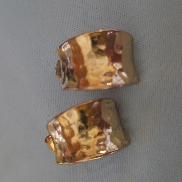 4 Pairs of Gold Tone Earrings - Picture 5 of 5